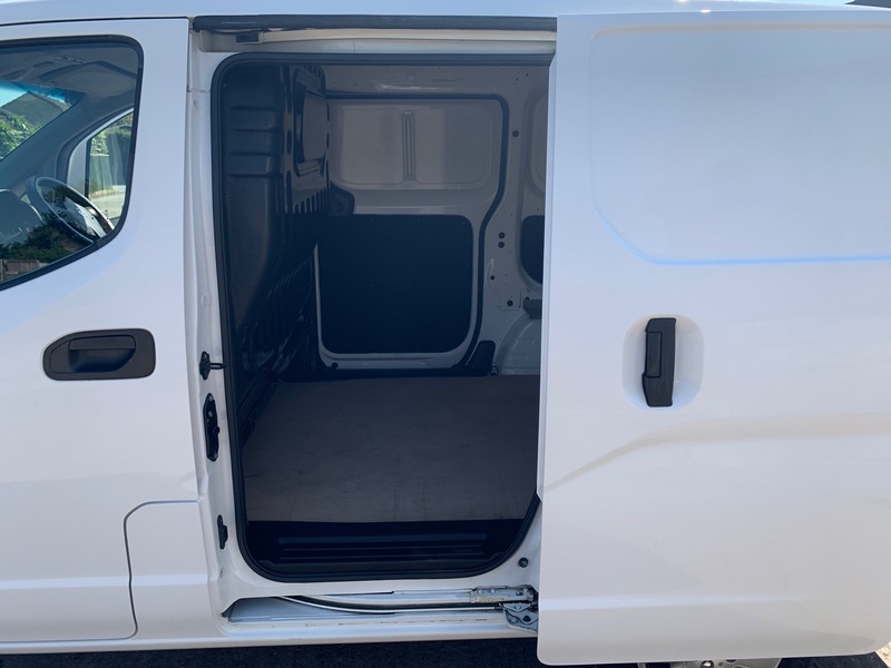 NISSAN NV200