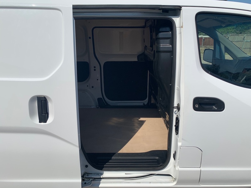 NISSAN NV200